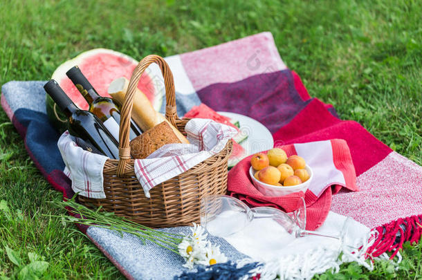 夏野餐郊游和法国的面包,葡萄酒和<strong>西瓜</strong>