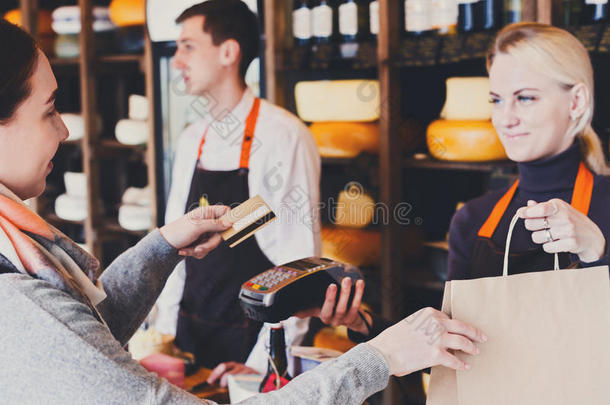 顾客支付的为命令关于奶酪采用食品杂货店商店.