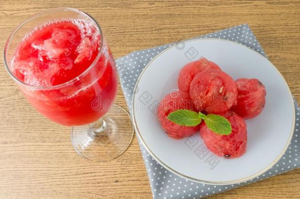 新鲜的红色的成熟的西瓜和西瓜果汁