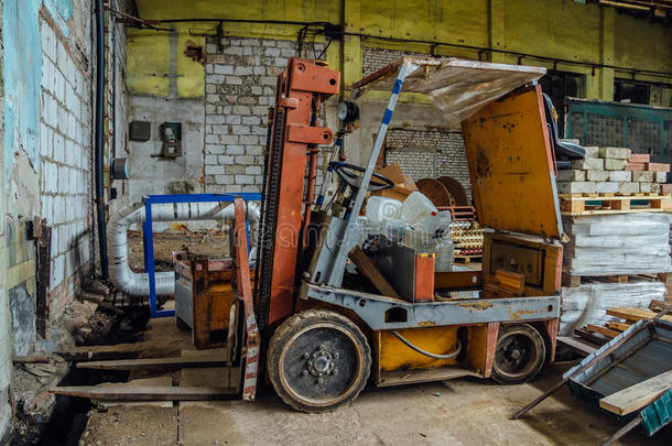 老的铲车采用被放弃的仓库
