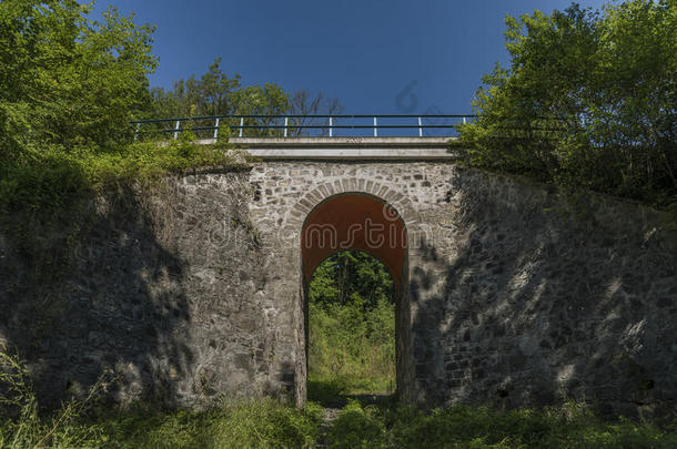 石头围栏高架桥在近处西奇罗夫村民
