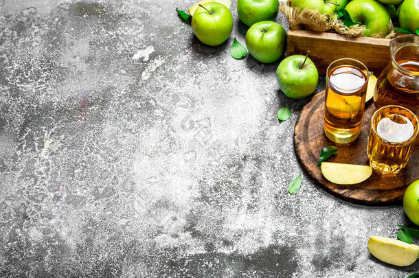 苹果果汁采用大水罐向指已提到的人板和一新鲜的,绿色的一pples.