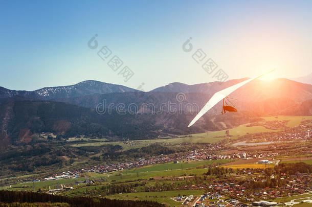 悬挂-滑翔机飞越过山山谷