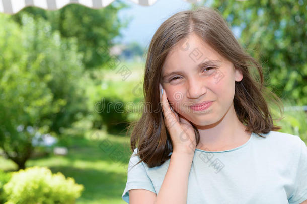 年幼的女孩小孩一耳朵痛,户外的