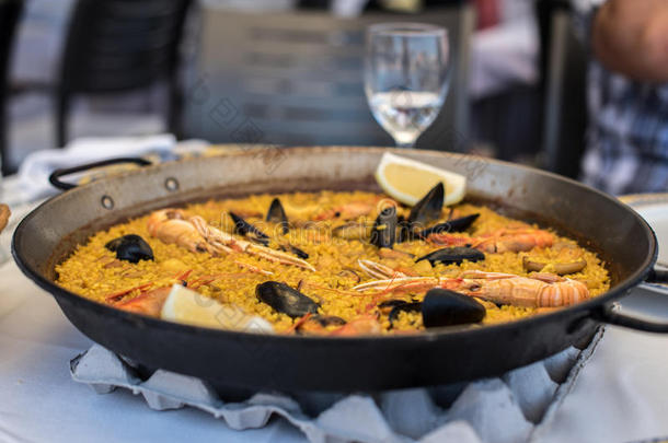 肉菜饭食谱为两个采用传统的平底锅,食谱从地中海
