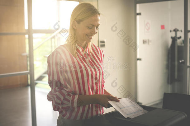 女人用途<strong>复印</strong>机.女商人使用photo<strong>复印</strong>机采用