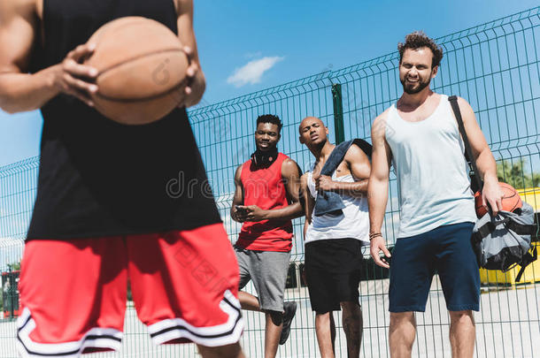 年幼的多种<strong>文化</strong>的人演奏篮球向<strong>法院</strong>