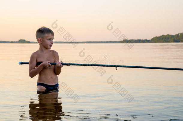 男孩捕鱼腰深的采用水