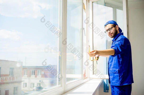 窗安装工人