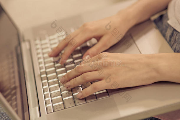 关在上面看法关于女人手键盘输入向便携式电脑.