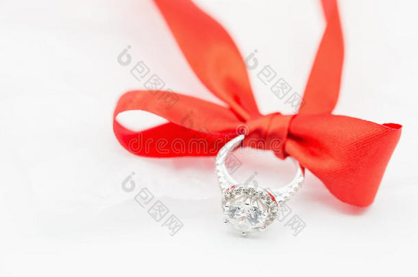 <strong>钻石婚礼</strong>戒指采用指已提到的人红色的带向白色的.精心选择的focu