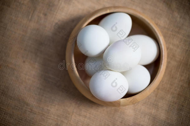 盐腌的鸭<strong>子鸡蛋</strong>采用一木制的碗