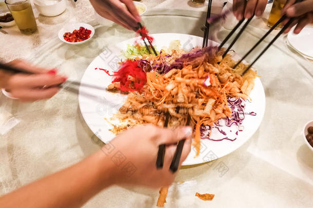 运动手和筷子扔伊唱餐采用马来西亚