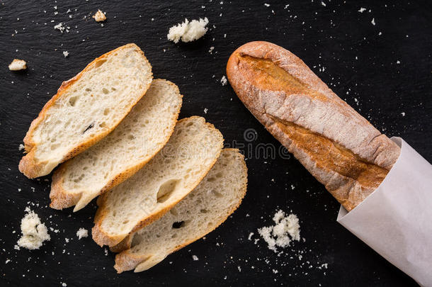 法国的自家制的法国<strong>长</strong>面包面包.小麦法国<strong>长</strong>面包向黑的<strong>页</strong>岩.