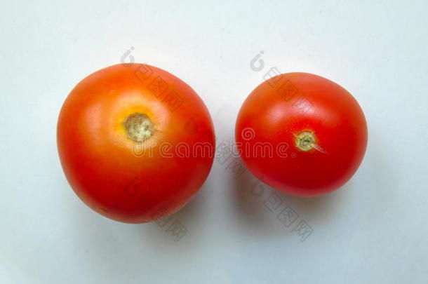 番茄两个向盘子