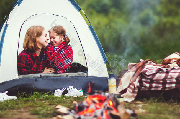 家庭母亲和小孩女儿向野营旅游和帐篷