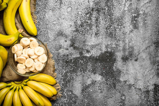 新鲜的香蕉和一件关于刨切的香蕉采用一碗.