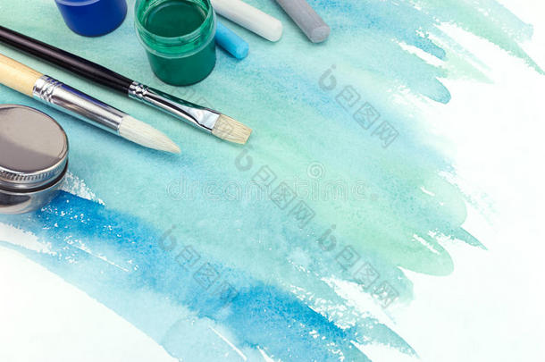 漆刷,绘画颜料和彩色粉笔制造白色或彩色粉笔的白垩向绿色的蓝色水彩