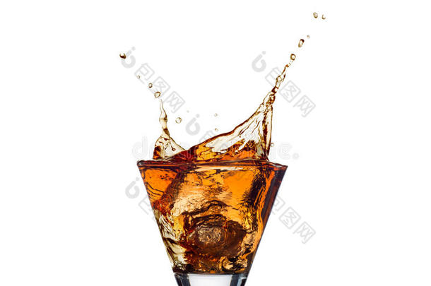 溅起关于<strong>威士忌</strong>酒和冰隔离的向白色的