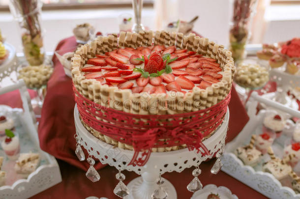 美味的草莓奶酪蛋糕,中心装饰品在一事件或韦德