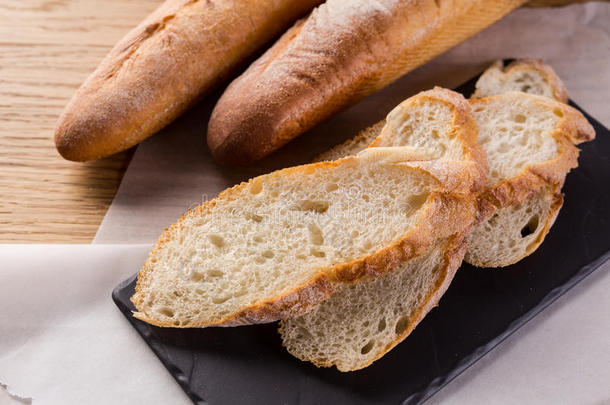 法国的自家制的法国<strong>长</strong>面包面包.小麦法国<strong>长</strong>面包向黑的<strong>页</strong>岩.