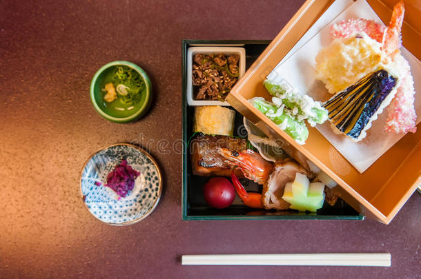 日本人盒饭或饭盒午餐放置和烤的海产食品和天麸罗