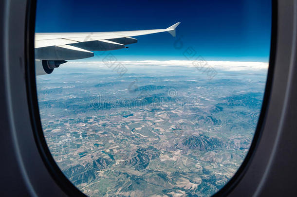看法从飞机窗向均衡的田