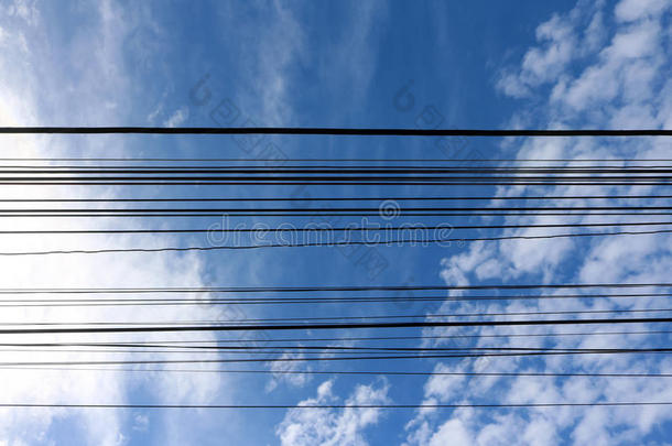 电的缆绳和蓝色天白色的云