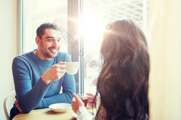 幸福的对喝饮料茶水和咖啡豆在咖啡馆