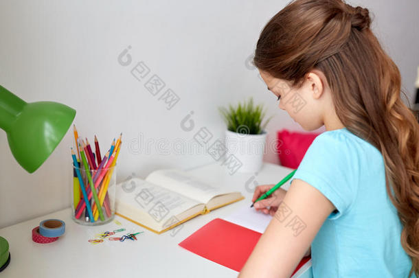 幸福的女孩和书文字向note书在家