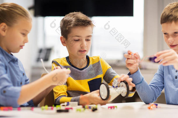 幸福的孩子们建筑物机器人在机器人技术学校