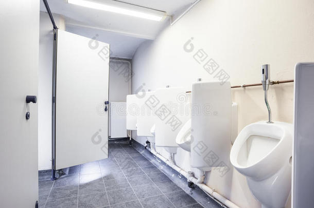 尿壶和洗手间门