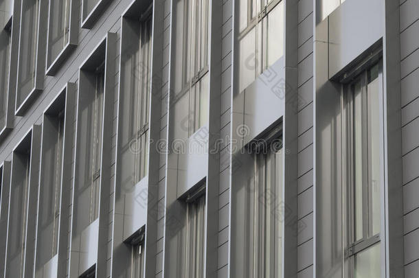 银灰色窗关于现代的建筑物建筑上的详述