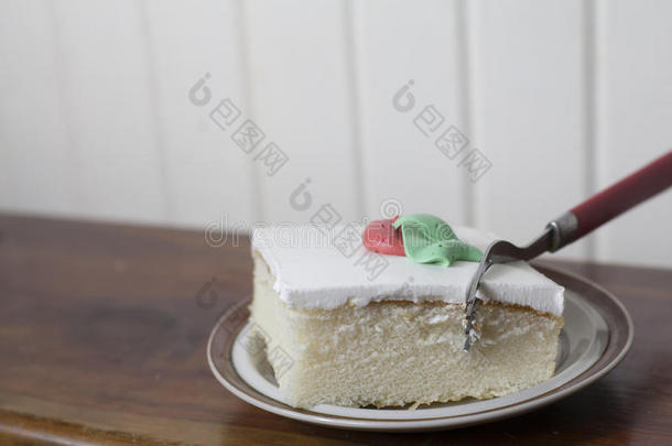 白色的蛋糕和甜奶油酱结冰