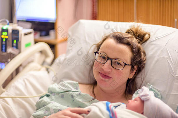 幸福的新的母亲佃户租种的土地婴儿女儿采用医院