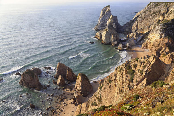 看法关于<strong>大熊星座</strong>海滩,坐落的在近处叶柄是罗卡角,葡萄牙