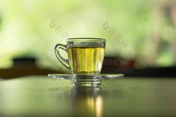 小的茶杯和茶水放置向茶杯托.污迹背景.这image形象