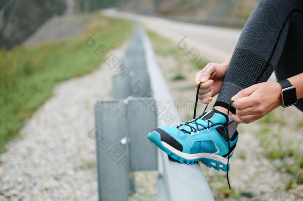 女人<strong>系带</strong>跑步<strong>鞋子</strong>在之前锻炼.