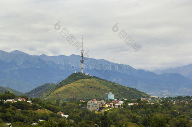看法关于通讯塔向科克托布小山,阿拉木图哈萨克斯坦.