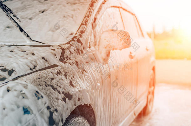 汽车采用起泡沫向汽车洗,夏日落光