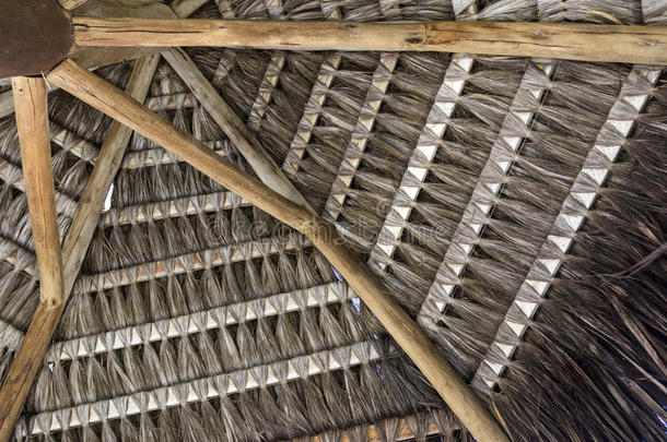 热带的手工做的椰子手掌茅草屋顶屋顶为一be一ch亭子采用