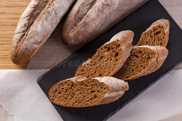 法国的自家制的法国长面包面包.吉卜赛绅士法国长面包向黑的页岩.