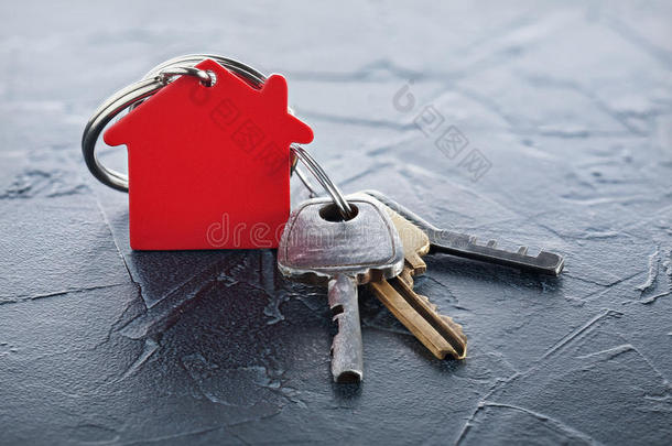 财产观念和<strong>钥匙</strong>,红色的<strong>钥匙</strong>chain和房屋象征,混凝土