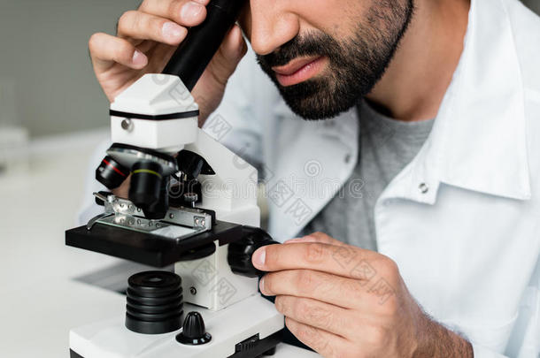 有胡须的<strong>科学家</strong>采用白色的上衣work采用g和显微镜采用实验室
