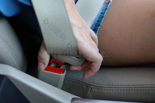 女人驾驶员使用安全腰带采用车辆汽车席位