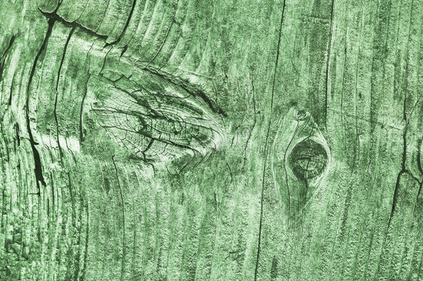 老的风化的有裂缝的有节的凯利帽绿色的松树木材将汽车油门踏到底