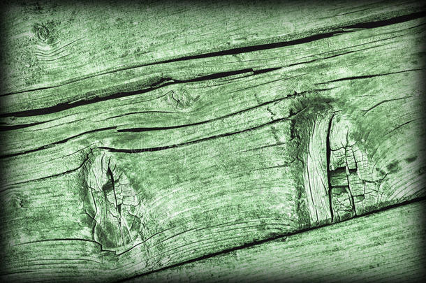 老的风化的有裂缝的有节的凯利帽绿色的松树木材将汽车油门踏到底