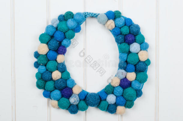 粘结起来的羊毛项链向木制的背景.富有色彩的蓝色项链