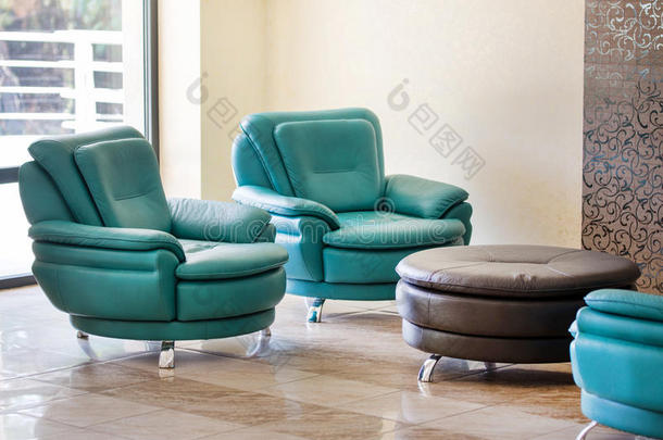 舒适的现代的奢侈皮扶手椅和圆形的表