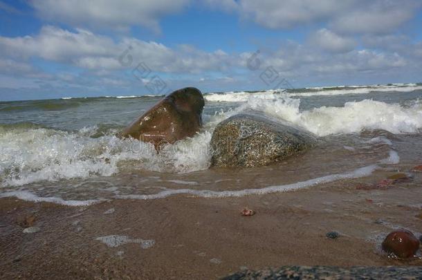 波浪在之间两个大的石头采用海
